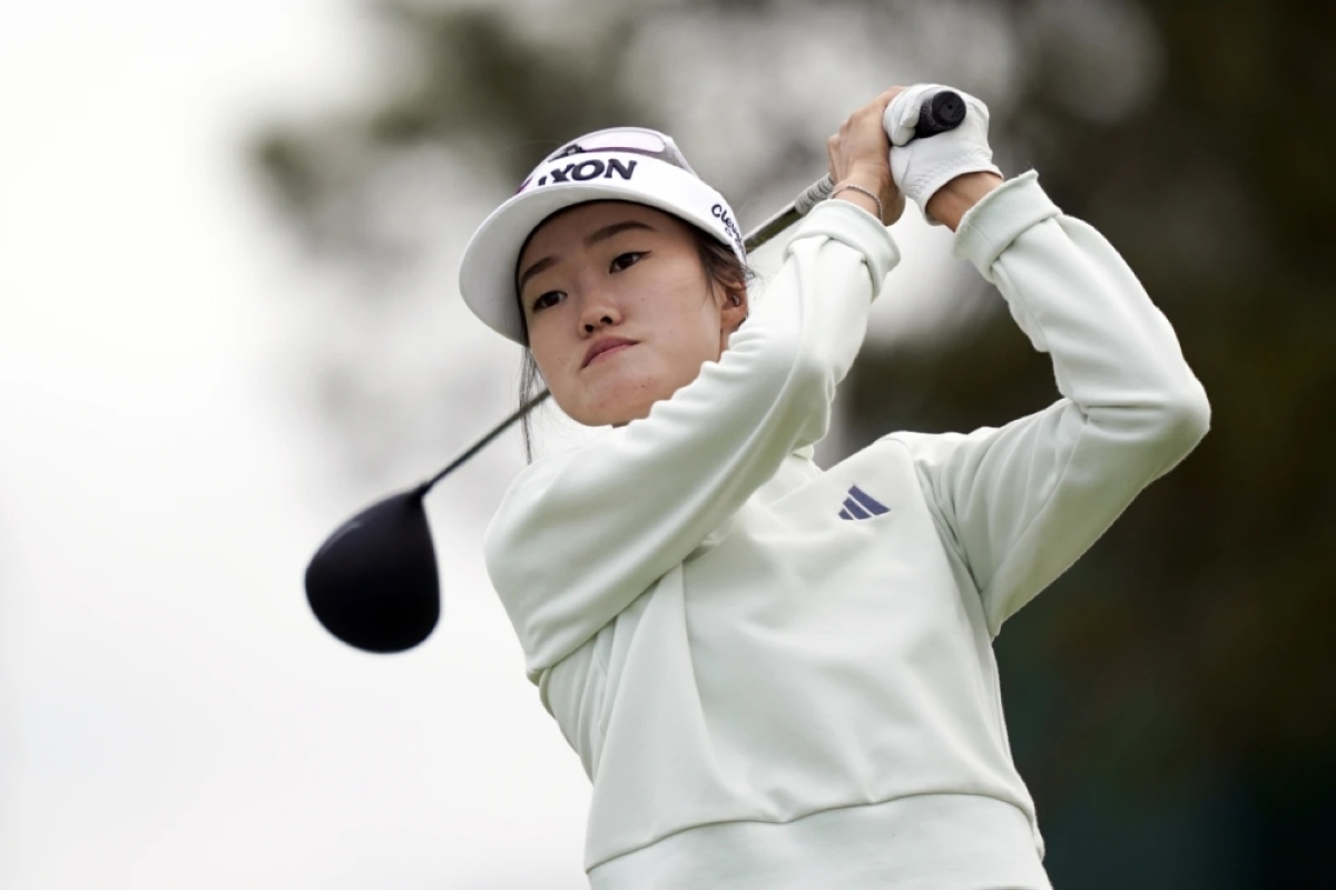EARLY LEAD Grace Kim hits from the 16th tee during the first round of the LPGA LA Championship golf tournament at Wilshire Country Club, Thursday, April 25, 2024, in Los Angeles. PHOTO BY RYAN SUN/AP